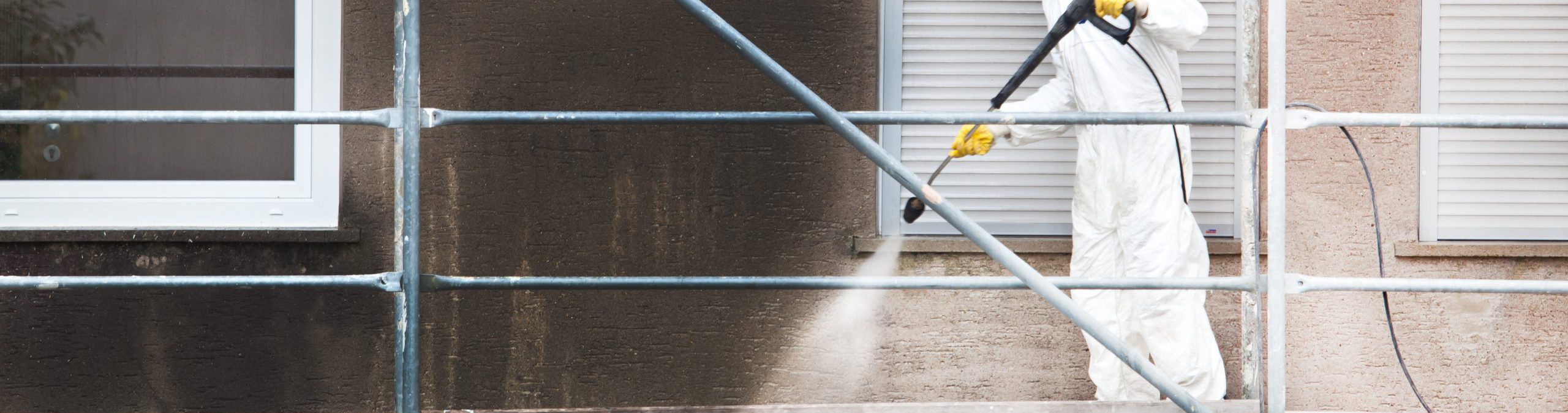 Ravalement d'une façade sale à l'aide d'un hydrofurge