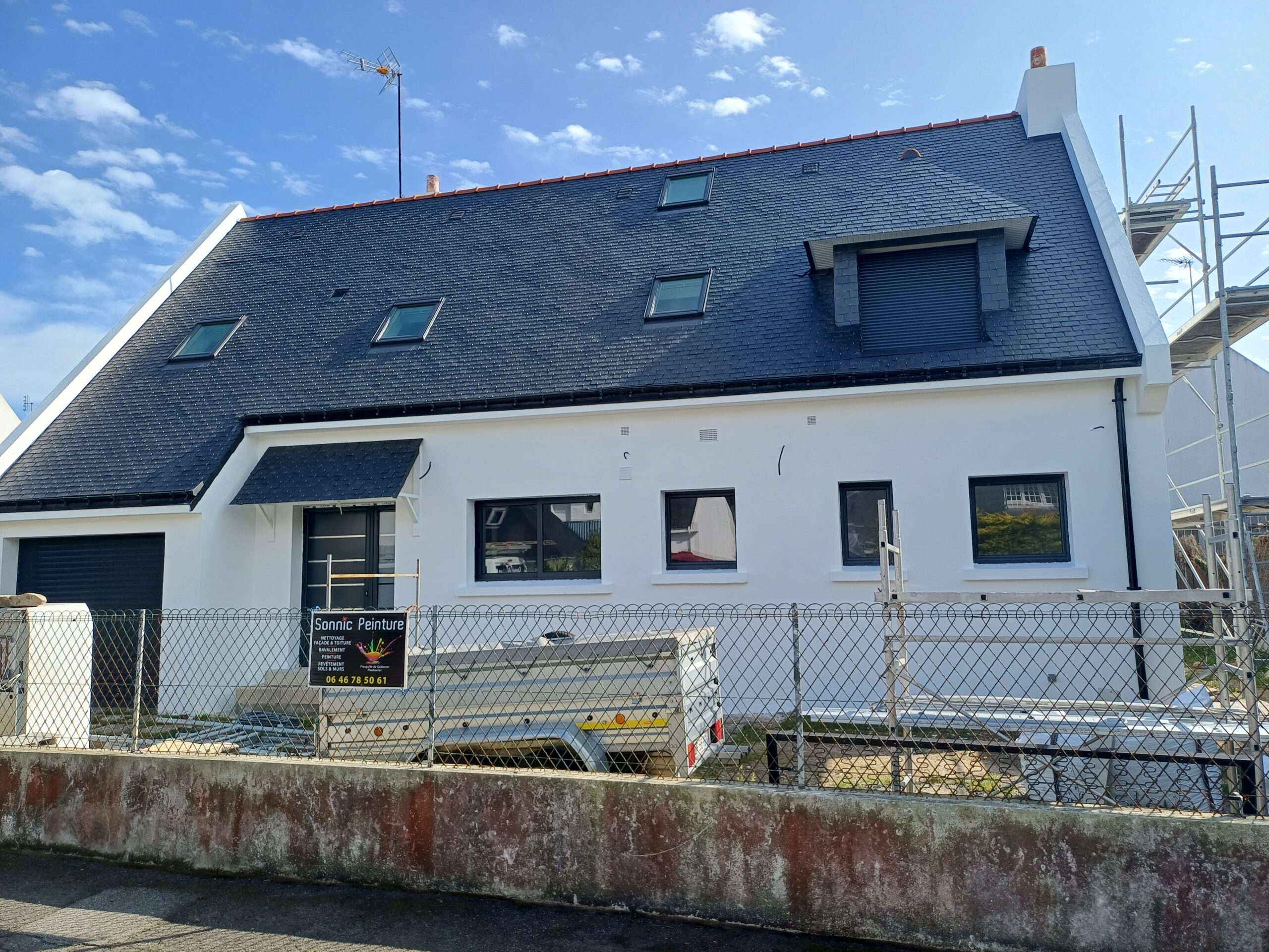 Ravalement de façade d'une maison avec peinture blanche sur le mur sur Quiberon