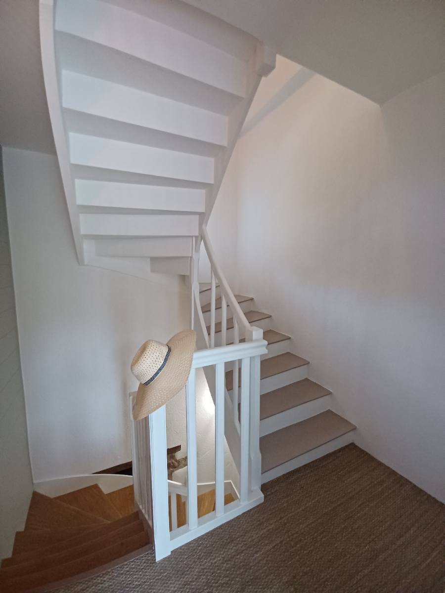 Mise en peinture d'un escalier en bois blanc et taupe