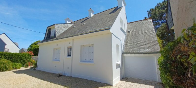 Ravalement de façade d'une maison avec murs blanc