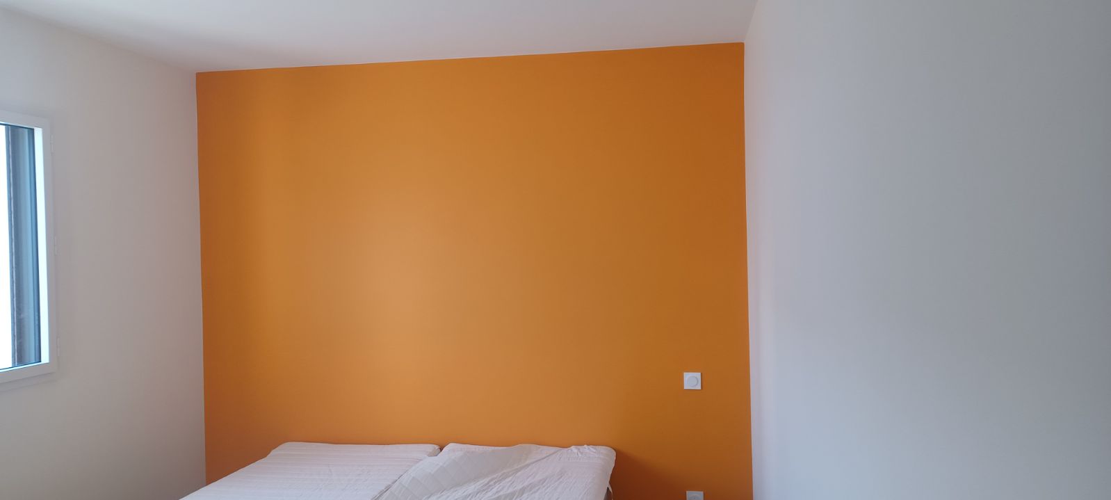 Maison complète des murs en orange, des plafonds boiseries en blanc et des escalier à Saint-Pierre-Quiberon