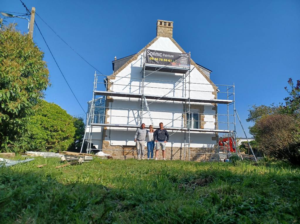 Ravalement d'une façade de maison à Plouharnel avec Séverine, Sébastien et Benjamin Sonnic devant la maison