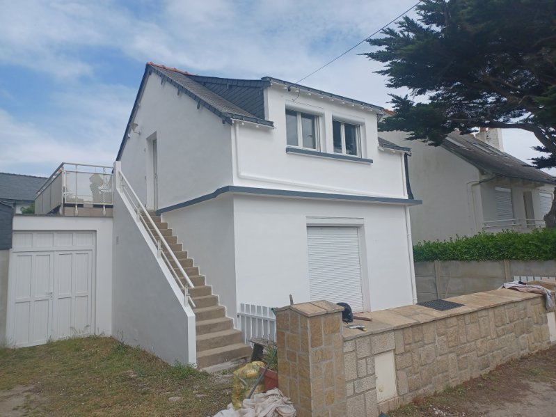 Ravalement de façade d'une maison avec murs blanc sur Saint-Pierre-Quiberon